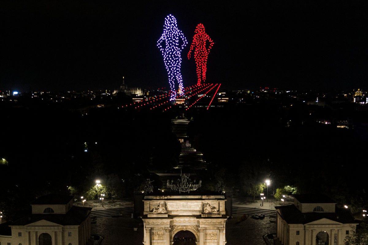 Campari celebra Milano con uno spettacolare drone show in cielo
